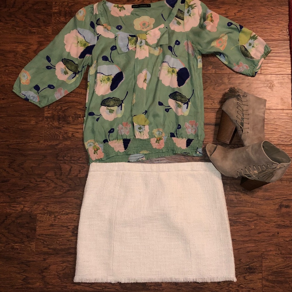 Trendy short tweed white skirt